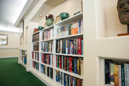 Timberhill Place in Corvallis, Oregon, a well appointed library.